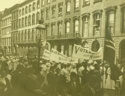 Demonstrasjonstog, New York, 1913. Norske kvinner i kampanje