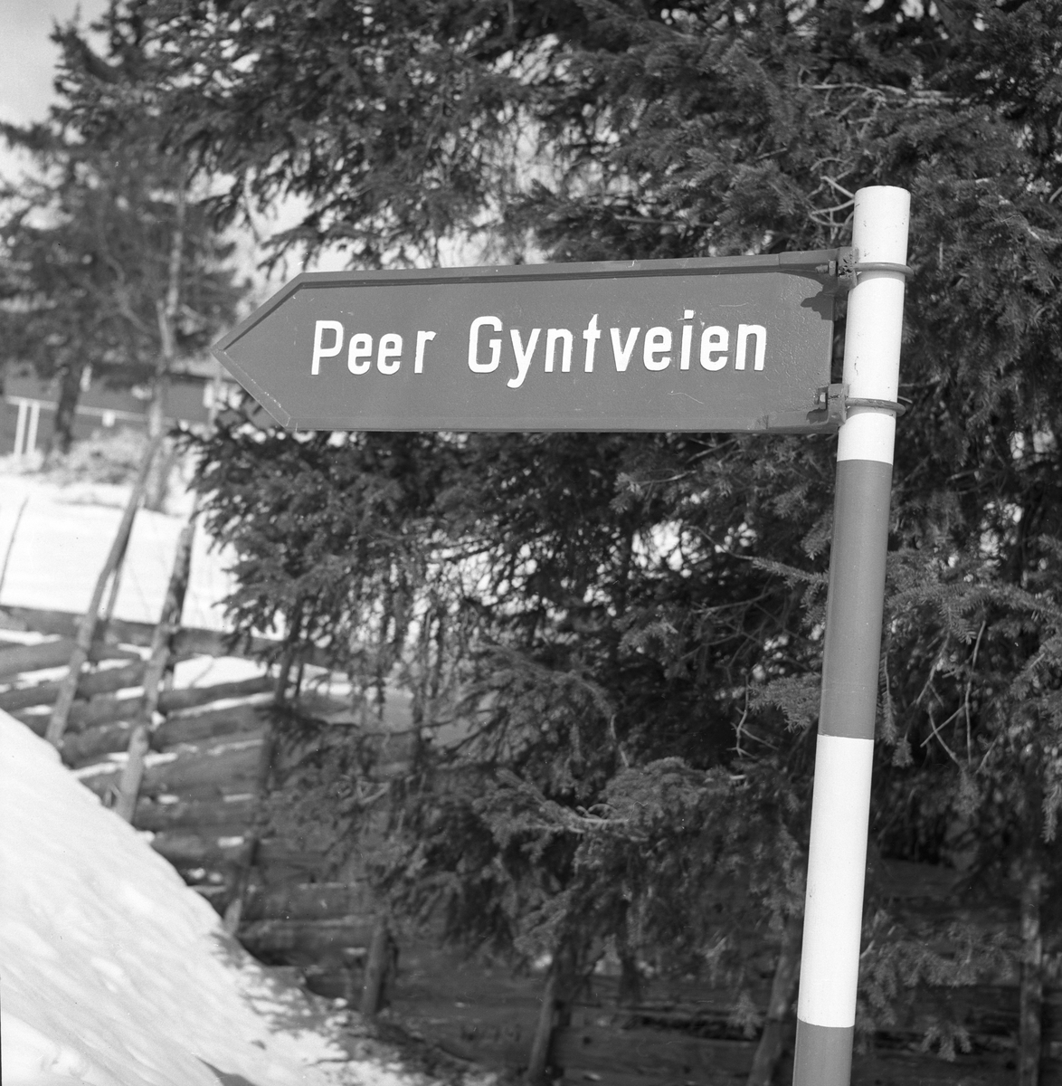 Fra Peer Gyntveien i Oppland. Veiskilt viser retningen.