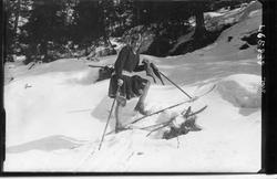 Kvinnelig skiløper i skidrakt med skjørt.