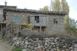 Fra Samlar i Tyrkia. Mustafa Celik i sitt steinhus, der utby