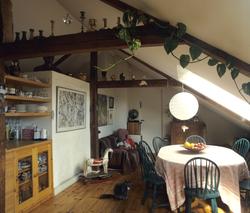 Spiseplass under et skråvindu, i utbygd loft i en gammel byg