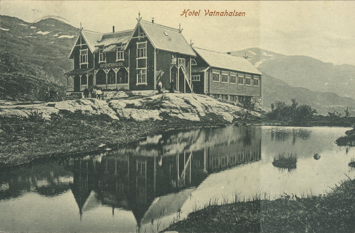 Hotel Vatnahalsen, Aurland, Sogn og Fjordane. Turisthilsen skrevet 1908, produsenten enerett 1907.