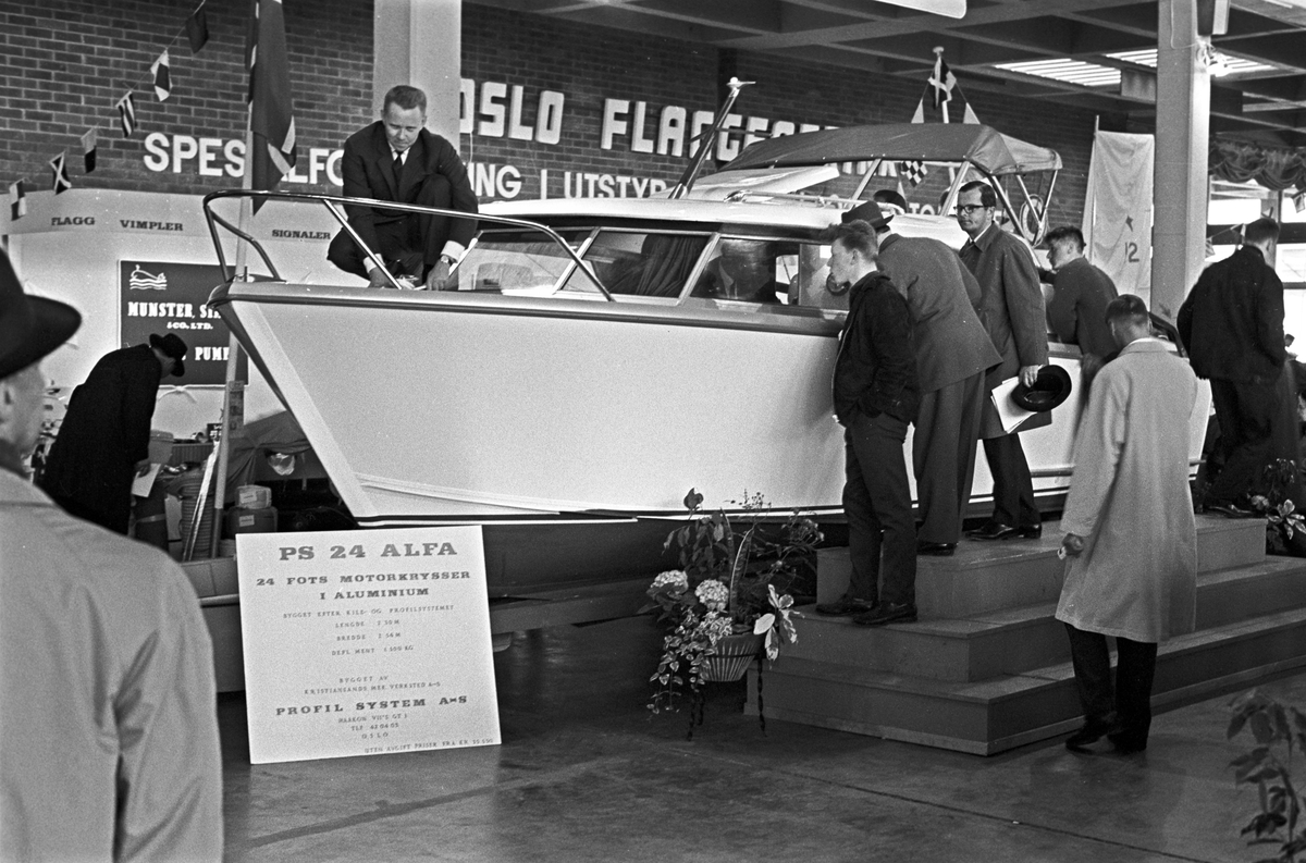 Serie. Båtutstillingen "Sjøen for alle" på Sjølyst, med å bla. aluminiumsbåt fra Kristiansand. Fotografert april 1963.