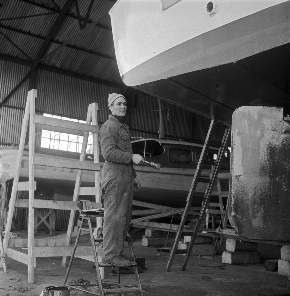 Serie. Bygdøyfergen "Båtservice IV" ligger på land for vedlikehold. Fotografert 8. april 1954.