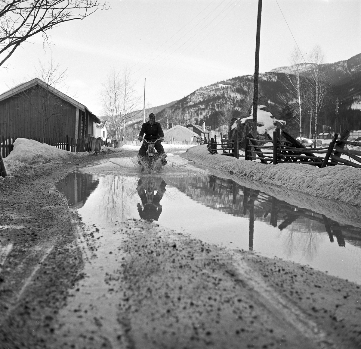 Serie. Veireportasje langs Hallingdalsveien. Fotografert 25. mars 1960.