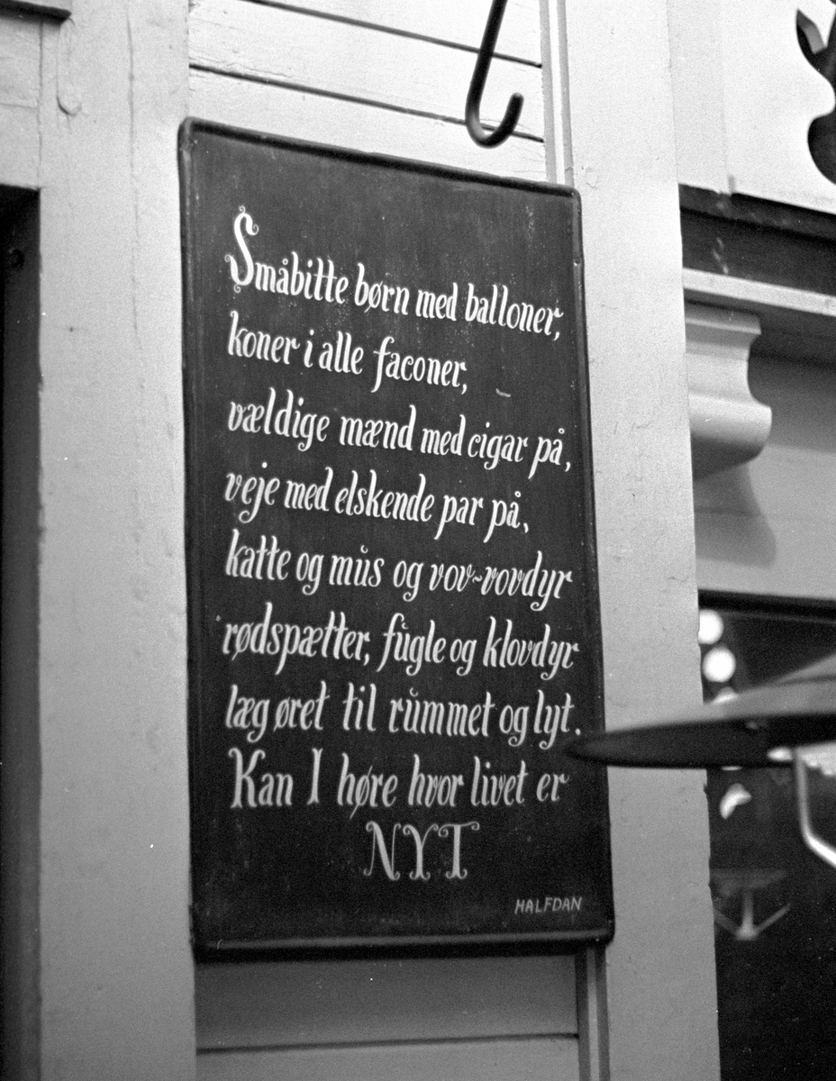 Serie. Fra København, Danmark. Rådhusplassen og Tivoli. Sistnevnte har tavler med dikt av Halfdan Rasmussen. Fotografert juni 1964 og mai 1967.