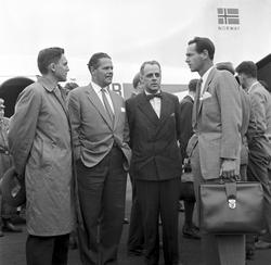 Serie. Før og under åpningen av Vigra flyplass. Mange arbeid