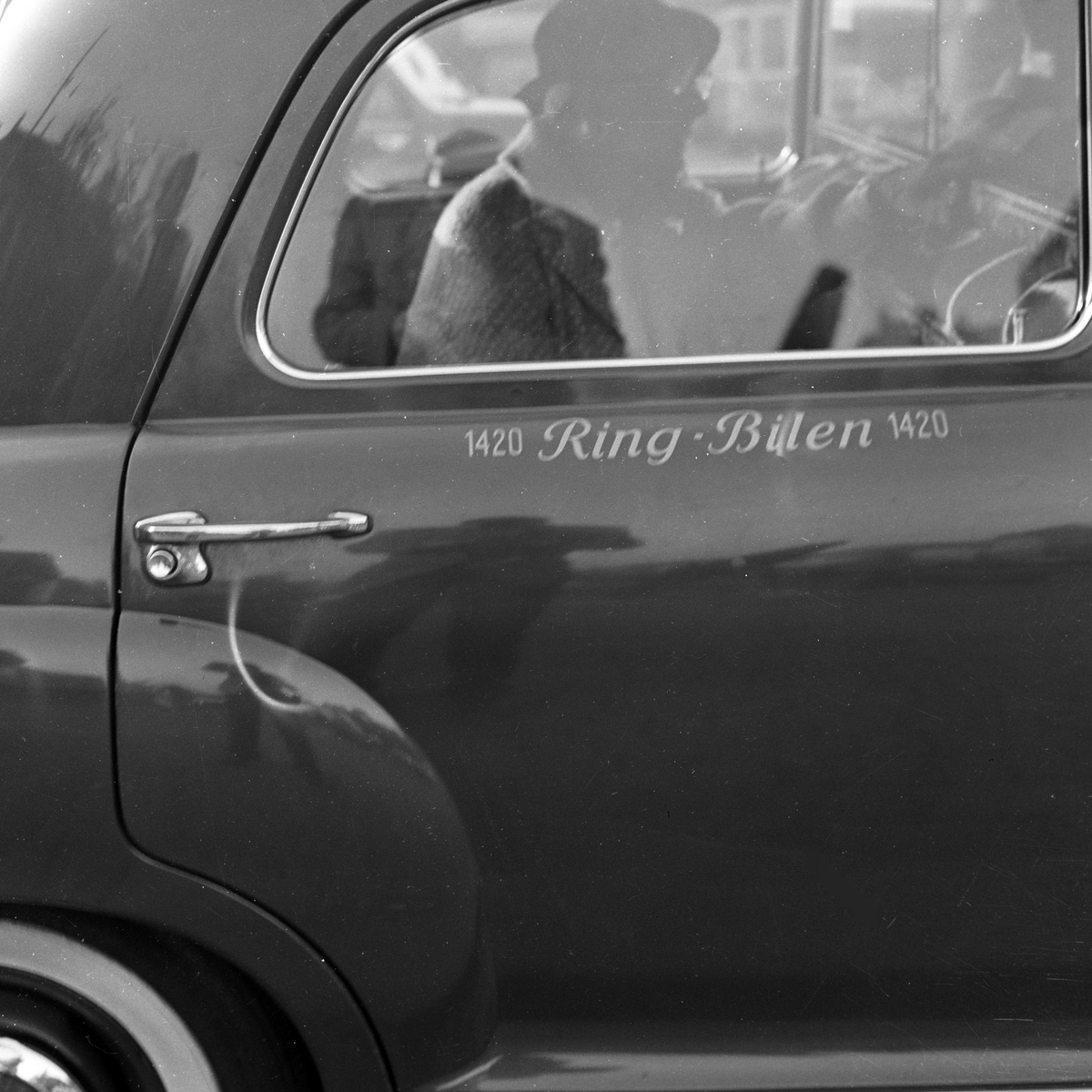 Serie. Taxier fra forskjellige taxisentraler i København, Danmark. Fotografert oktober 1959.


