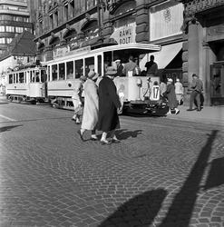 Serie. Trafikkbilde i Oslo sentrum, med fotgjengere, biler o