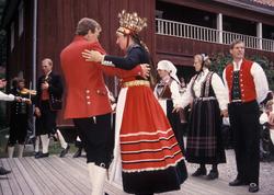 Brudeparet og gjester danser.