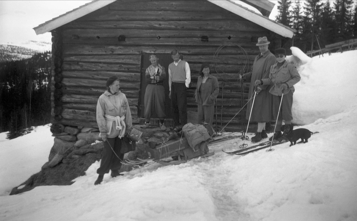 Familien Ramstad på påskebesøk på Arentz-familiens feriested Ligardshaug. Fra venstre Klara Ramstad, Dordi Arentz, Bernt Jebsen, Kari Arentz, Sverre Ramstad og Arne Ramstad. Fotografert 1950.