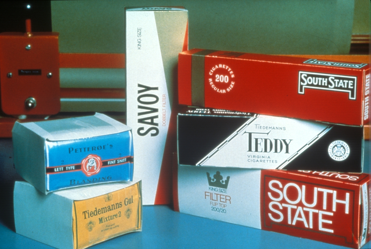 Reklamefoto av sigaretter og tobakk fra Tiedemann. Fra billedserie til finsk kurs om gode råd for oppbevaring av tobakk fra 1981.