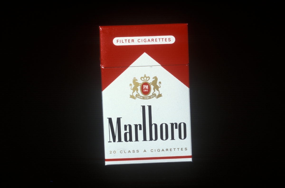 Reklamefoto av Marlboro sigaretter. Fra foredrag om Tiedemanns markedspartnerstrategi 1985.