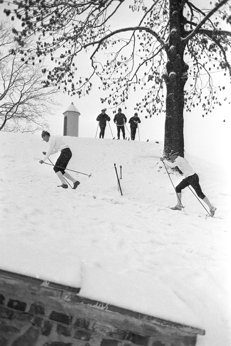 Skiløpere i sporet rundt Akershus slott.  Slottsrennet 1965 på Akershus Festning.