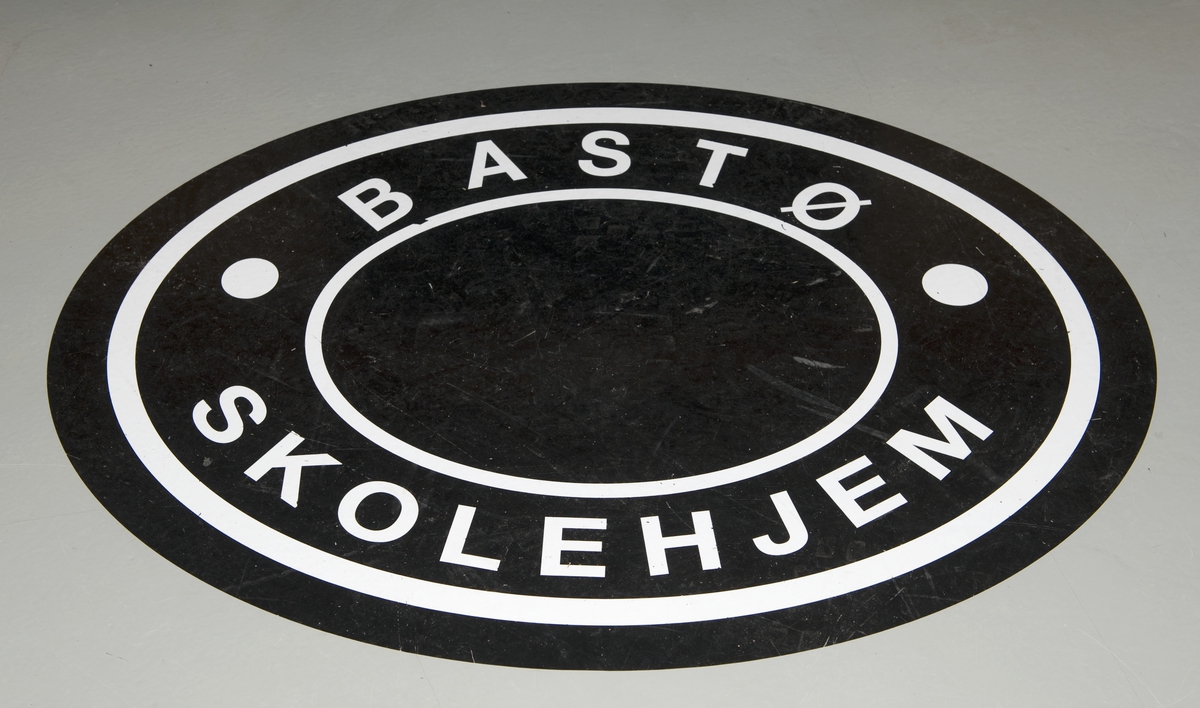 Gulvdekor laget med utgangspunkt i originalstempel fra Bastøy skolehjem. Fra utstillingen om Bastøy skolehjem på Norsk Folkemuseum. Utstillingen stod i perioden 15.12.2010 til 31.12.2011.
