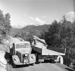 Smal vei med møtende lastebiler på Ålesundveien.
Fotografert