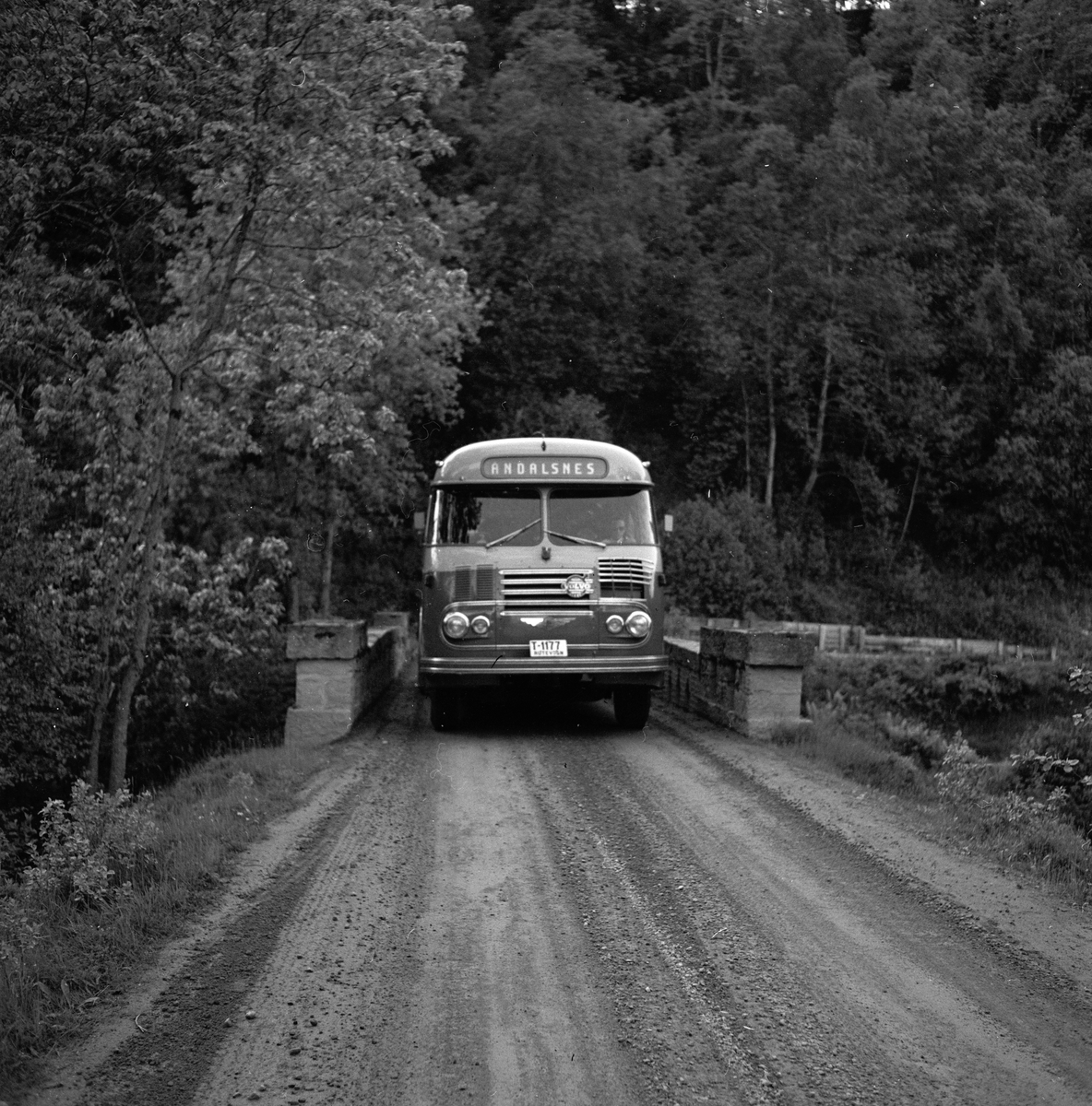 Buss på Ålesundveien.
Fotografert 1958.