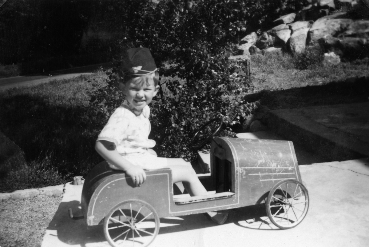Fem år gamle Finn Kreutz fotografert i sin lekebil våren 1958.