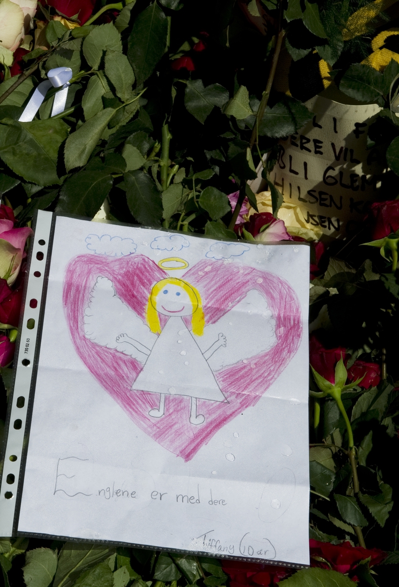 Ved Oslo domkirke. Blomster og kondolanser lagt ned i Oslo sentrum i forbindelse med ettårsdagen for terrorhandlingene i Oslo og på Utøya. 