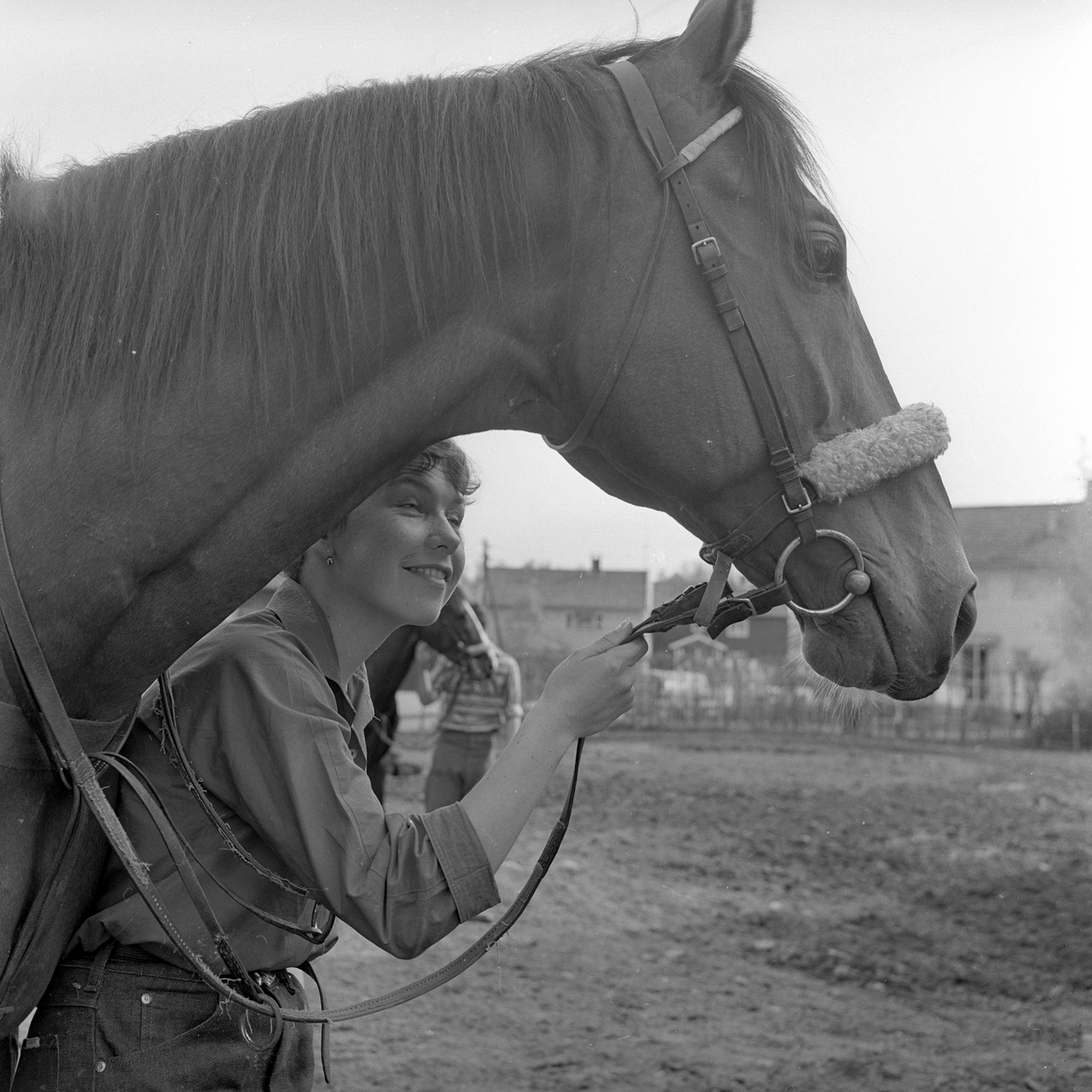 Kvinne med hest på Kjelsås hos Jaques Bergen.
Fotografert 1963.