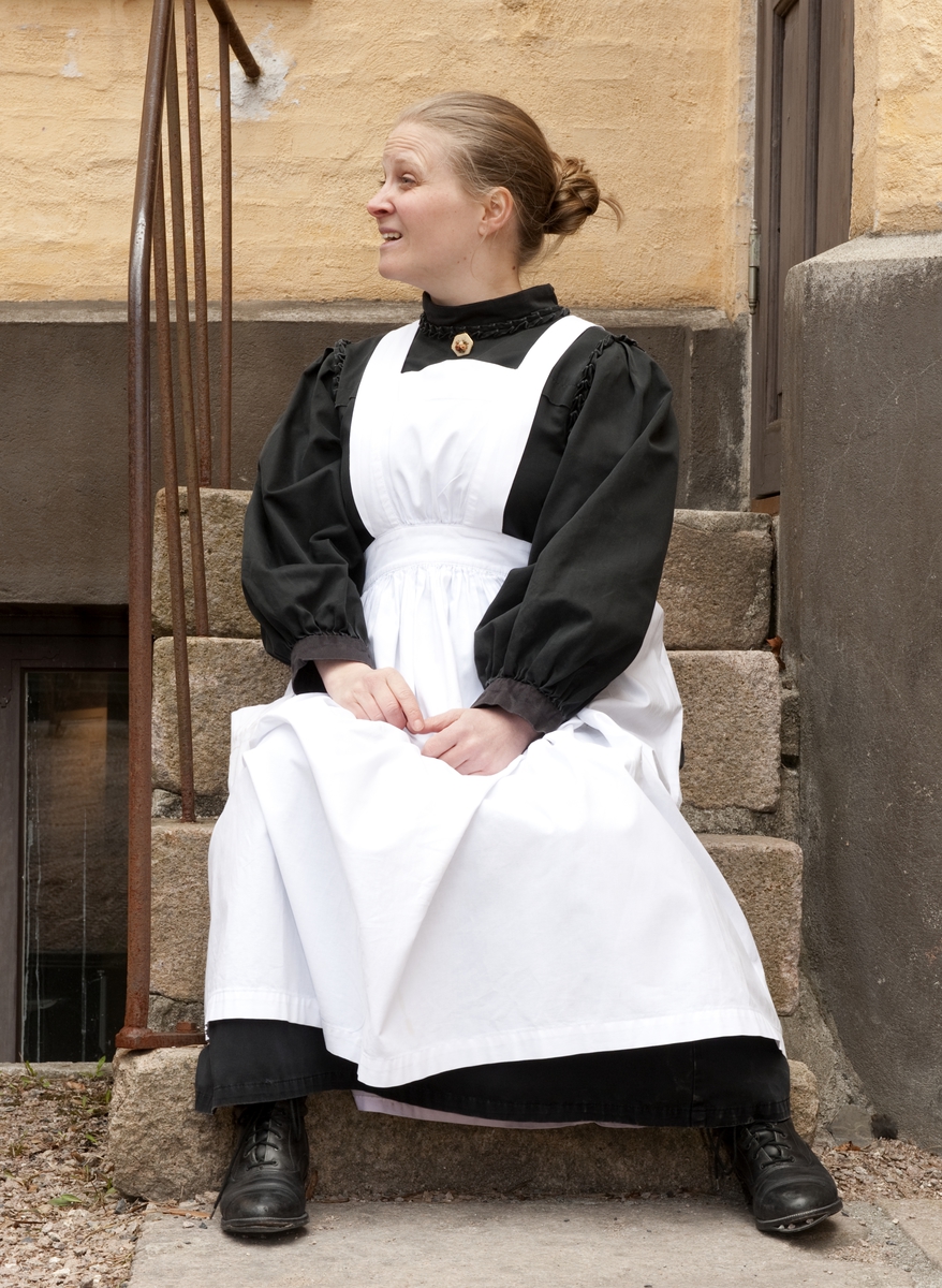Vandreteateret "Kvinner i hundre!" ble vist på friluftsmuseet på Norsk folkemuseum april-juni 2013, i forbindelse med stemmerettsjubileet. På bildet sitter skuespiller Miriam Morland utenfor OBOS-gården.