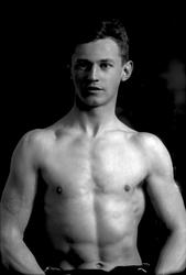 Portrett, Gustav Magnussen, i bar overkropp.