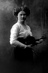 Portrett, kvinne med fiolin. Torine Gauslaa.