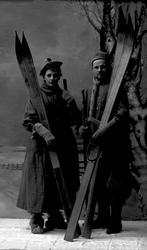 Gruppeportrett, mann og dame med skiutstyr i studio.