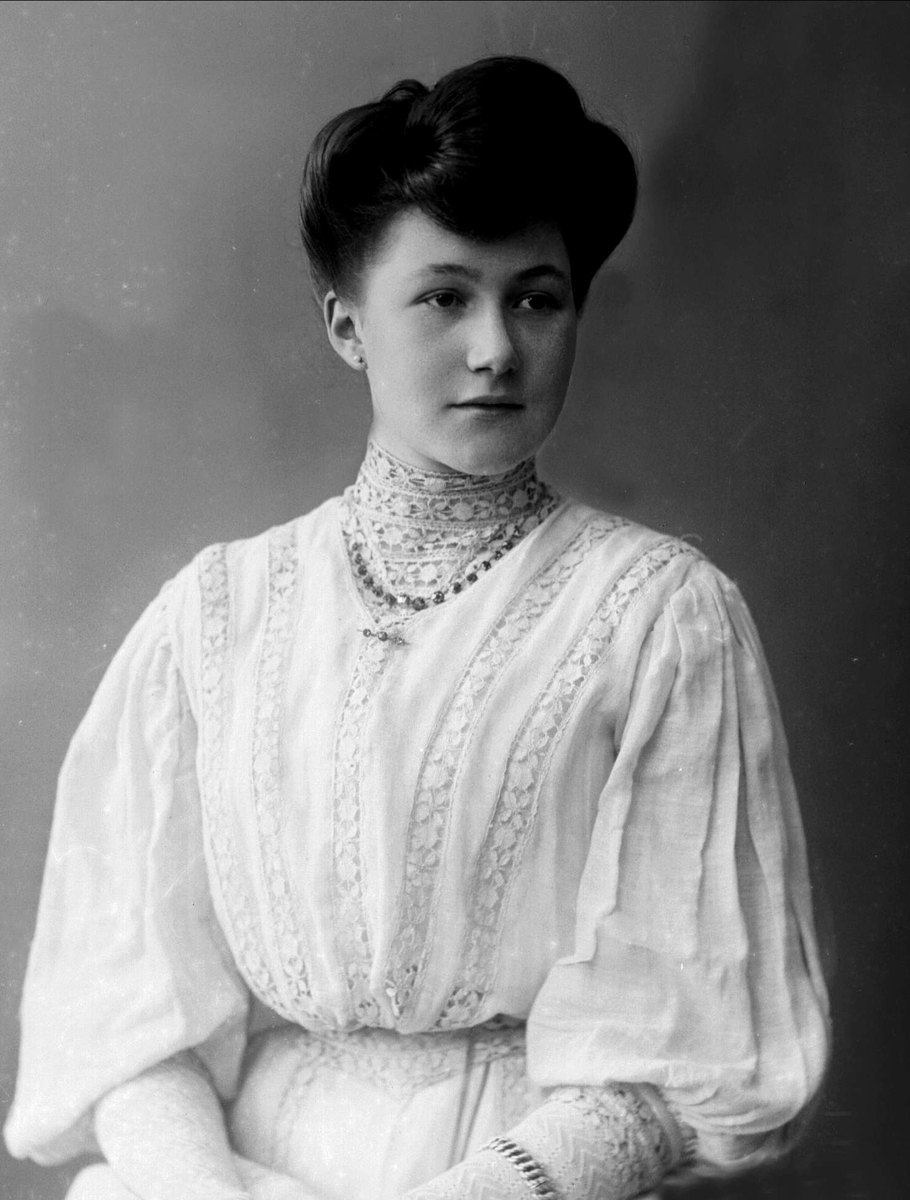 Portrett, kvinne i lys kjole. Frøken Svanøe.