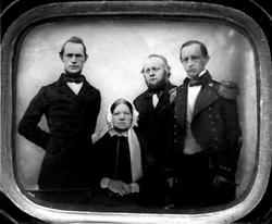 Avfotografering. Gruppeportrett, en marineoffiser, to sivile