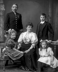 Gruppeportrett, familien Bull, Sigwald Bull i uniform.