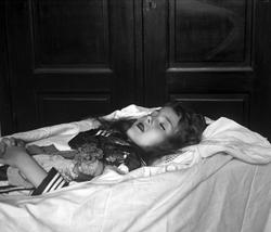 Post mortem-fotografi. Kvinne i kiste.