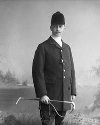 Portrett, grosserer Helgesen i rideutstyr for jakt.