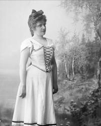 Portrett, sopran Ina Madsen i operaen "Carmen".