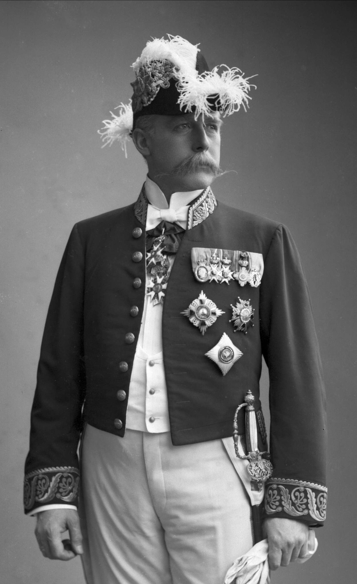 Portrett, Fredrik Frantz Michael Wilhelm "Frits" Rustad (1852-1930) i uniform som hoffmarskalk.