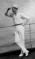 Avfotografering. Mann i matrosuniform ved rekka.