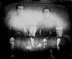 Avfotografert daguerreotypi. Gruppeportrett, to menn i unifo