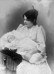 Avfotografering. Gruppeportrett, kvinne med spedbarn.