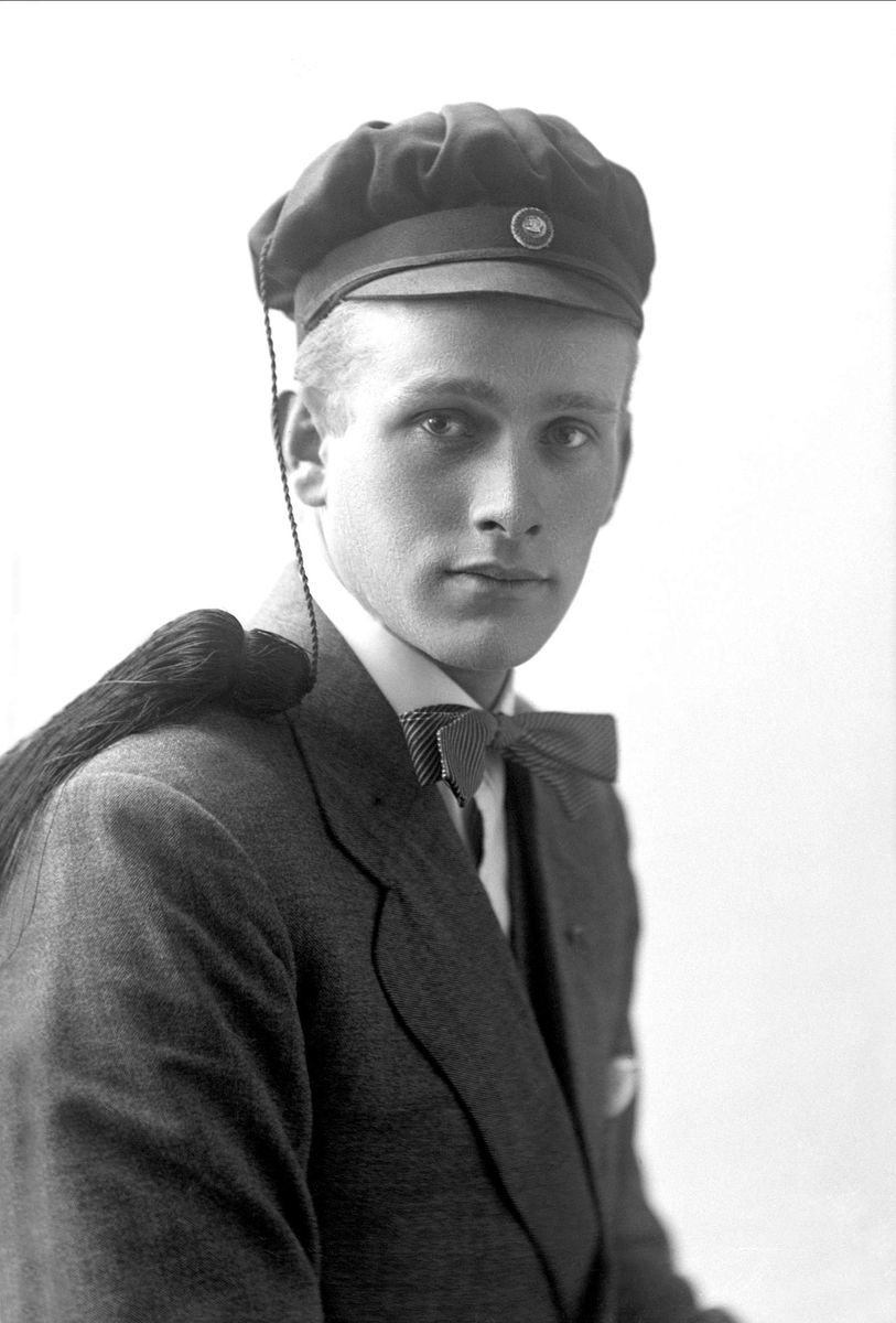 Portrett, mann med studentlue. Hans Sveaas.