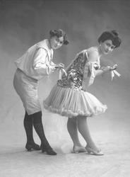 Gruppeportrett, to unge kvinner. Dansere, Anita og Maria.