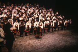 Norsk Folkemuseums dansegruppe   danser i Nasjonalteateret 7