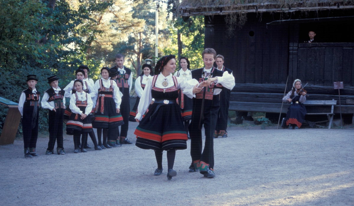 Folkedans i drakter fra Setesdal på kirkebakken ved Hovestua, i forbindelse med Norsk aften i 1999.

