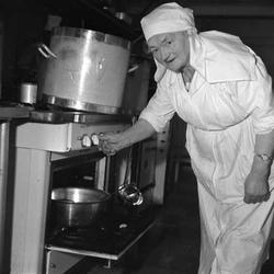 Bryllup, kokker på kjøkken,  september 1956.