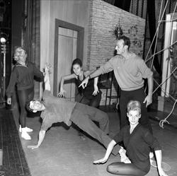 Dansegruppe på scene, august 1963. Fra Edderkoppen teater, O