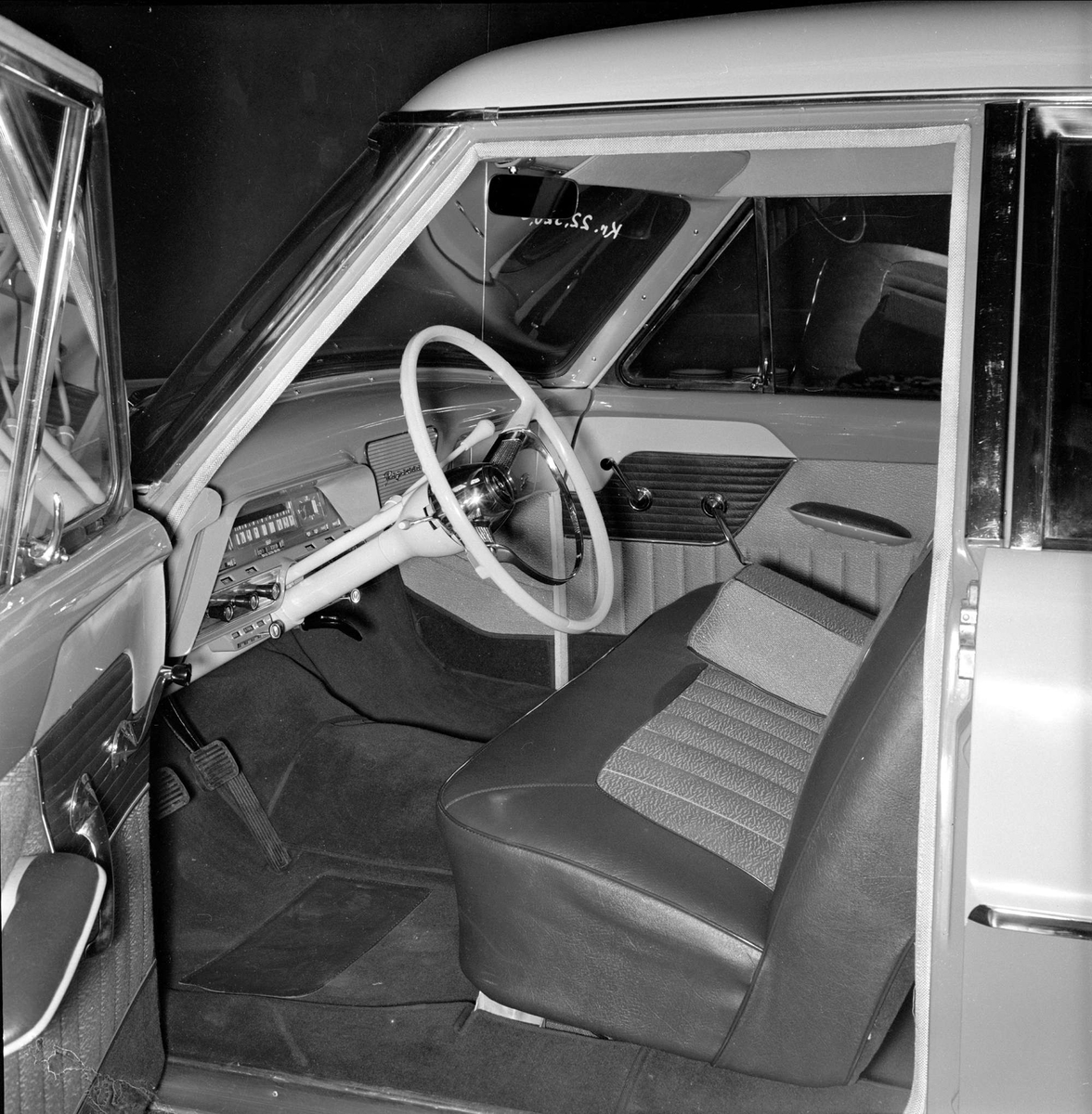 Bilutstilling, merke Ford, antakelig Oslo, 10.09.1956. Interiør førersete. 