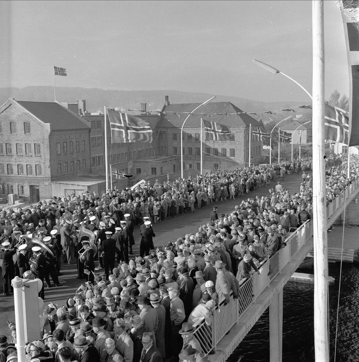 Porsgrunn, Telemark, 1957. Åpning av Porsgrunnsbrua. Bybilde med mennesker, flagg og korps.