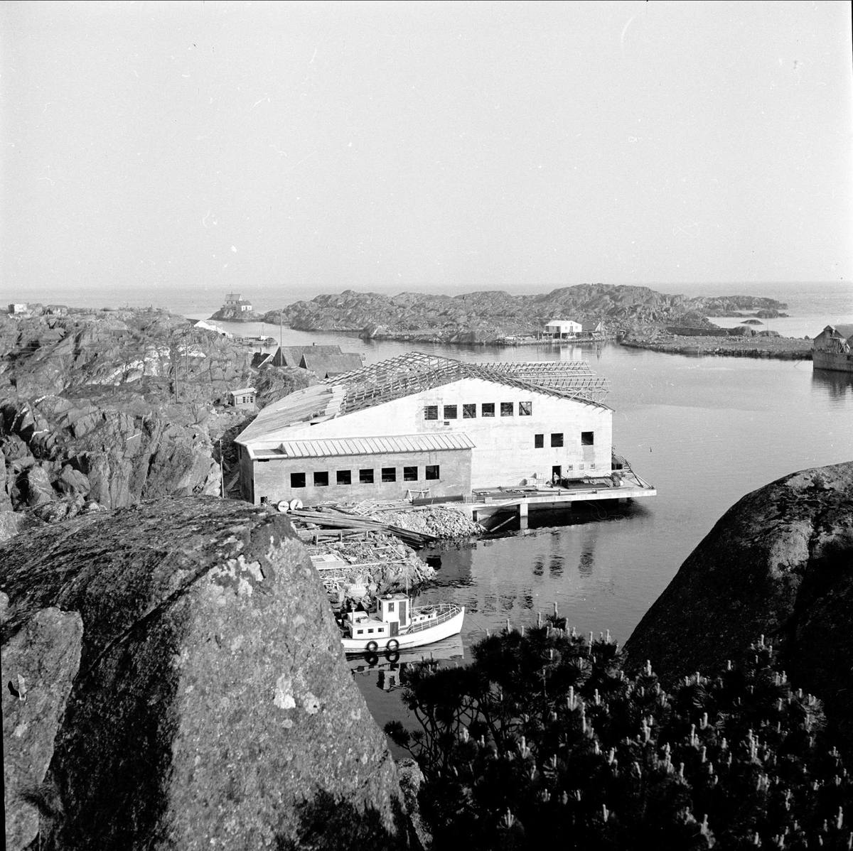Skudeneshavn, Karmøy, Rogaland, 29.05.1954. Industribygg og båt.