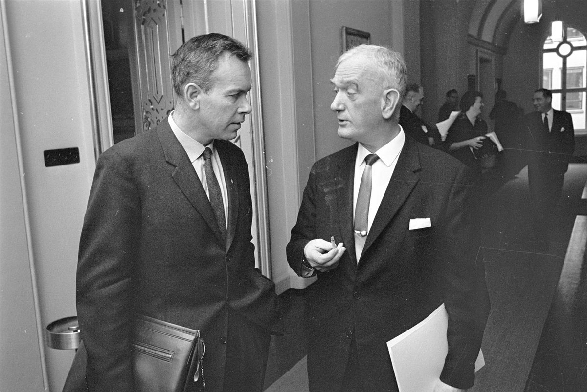 Fra Stortinget, Oslo oktober 1965. Menn i samtale, Gunnar Garbo til venstre.
