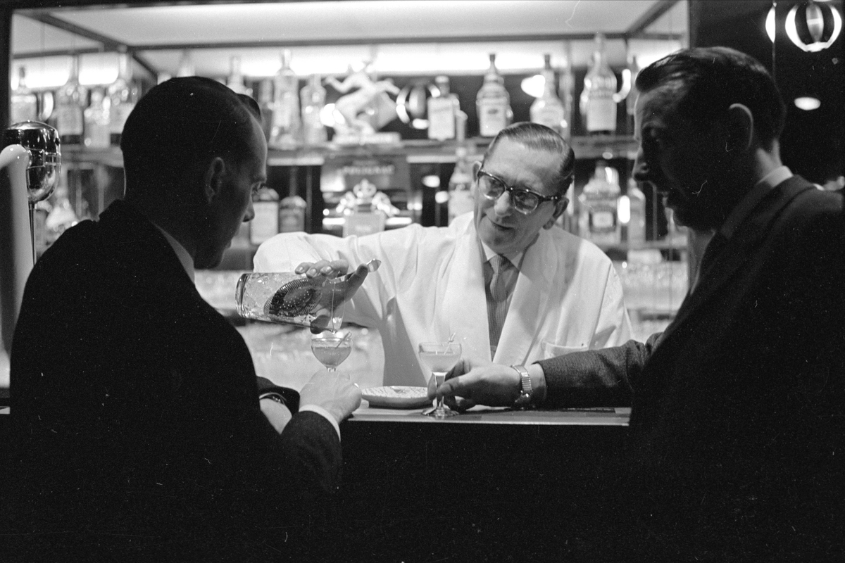Fra restaurant "Ribo", Oslo mars 1963. Menn ved baren.