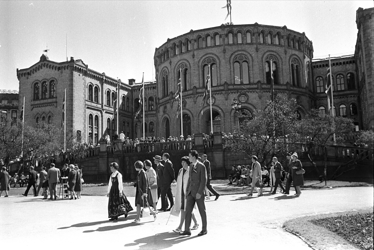 Fra Oslo, 17.05.1966. Stortinget i all sin flaggprakt på 17. mai.